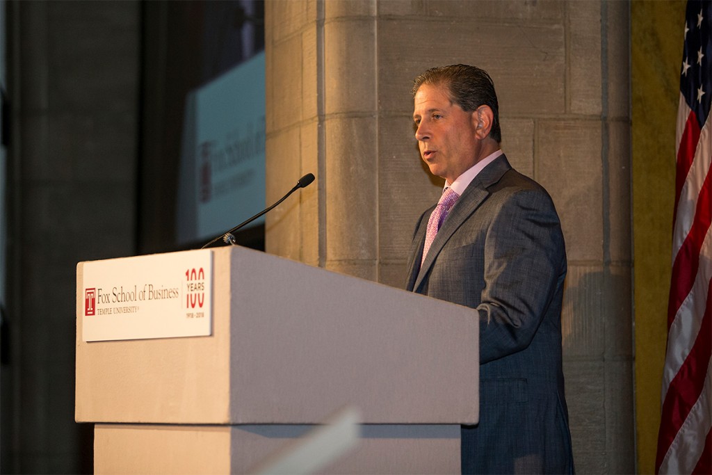 Brett Kratchman speaks to attendees at the Musser Awards for Excellence in Leadership dinner in November 2017. (Photo courtesy Temple University Photography/Joseph Labolito)
